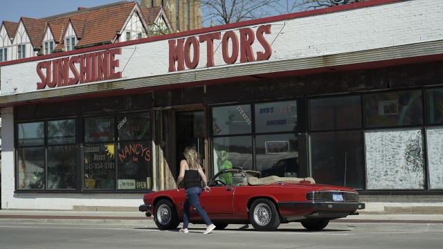 Click to watch 'Art of the Dealer' (popup) Queen Of Meth